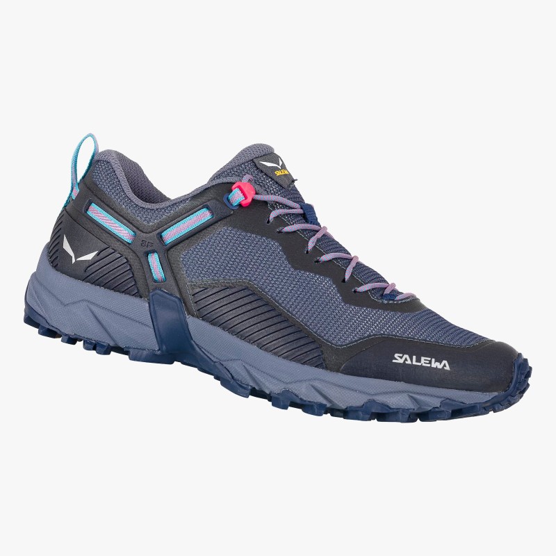Una zapatilla ligera de mujer para ir por terrenos de montaña variados.