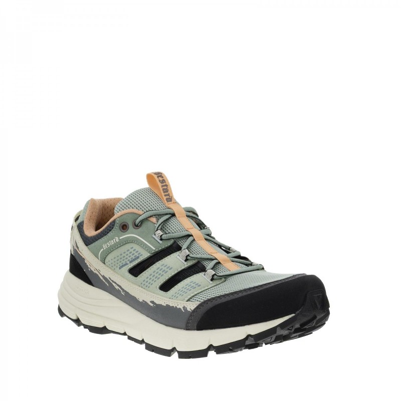 Zapatilla abierta y ultraligera, diseñada para quienes buscan máxima frescura y ventilación.