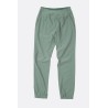 Pantalones livianos ofrecen excelente elasticidad y articulación.