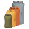 Bolsa impermeable y ligera con cierre enrollable en colores naturales.