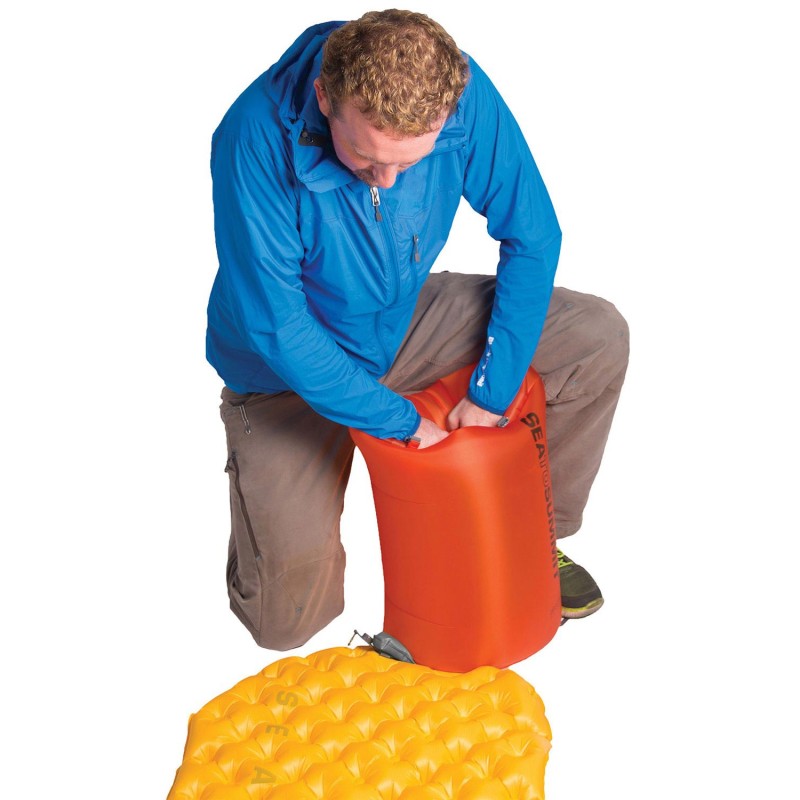 Bolsa de almacenamiento diseñada para poder utilizarla como bomba de aire