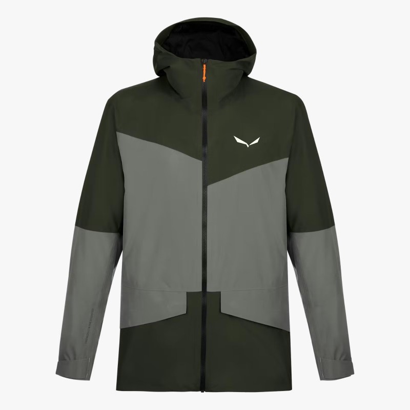 Una chaqueta protectora e impermeable para hombre, para trekking y excursiones en la montaña con la mochila al hombro.