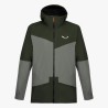 Una chaqueta protectora e impermeable para hombre, para trekking y excursiones en la montaña con la mochila al hombro.