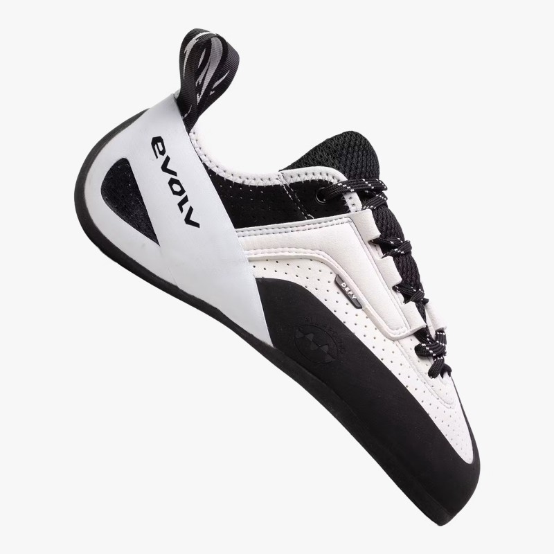 Pie de gato básico con cordones y forma curvada, ideal para todo tipo de escalada.