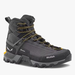 Bota semirigida de montaña moderna y versátil.